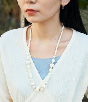 アイボリー主役のやわらかコーデ。挿し色のペールカラーがポイント