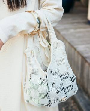 アイボリー主役のやわらかコーデ。挿し色のペールカラーがポイント