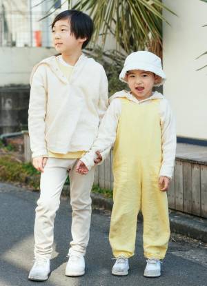 アイボリー主役のやわらかコーデ。挿し色のペールカラーがポイント