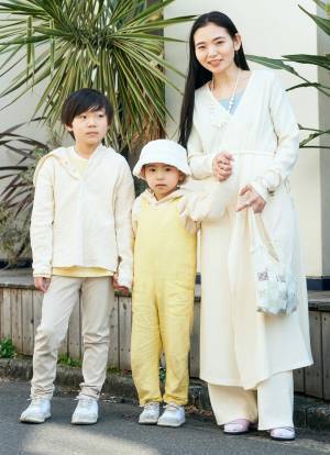 アイボリー主役のやわらかコーデ。挿し色のペールカラーがポイント