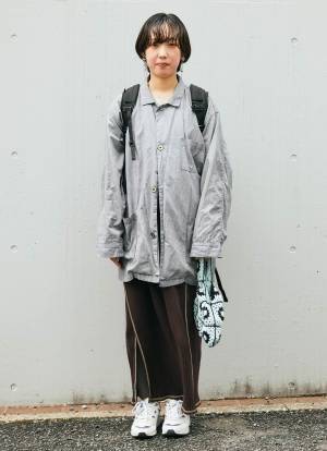 ブルーグレーがこなれ見え。ストリートMIXの休日カジュアルコーデ