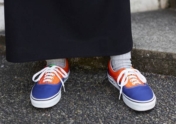 ブラックワンピをポップに。挿し色のネオンカラーがポイント！