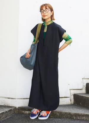 ブラックワンピをポップに。挿し色のネオンカラーがポイント！