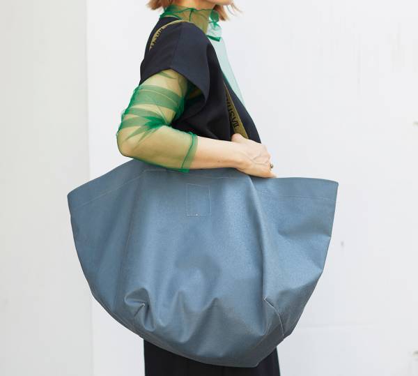 ブラックワンピをポップに。挿し色のネオンカラーがポイント！