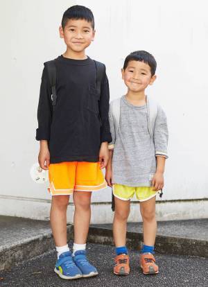 ブラックワンピをポップに。挿し色のネオンカラーがポイント！