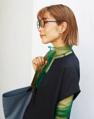 ブラックワンピをポップに。挿し色のネオンカラーがポイント！