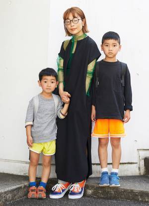 ブラックワンピをポップに。挿し色のネオンカラーがポイント！