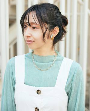 シアートップスで旬度アップ。白ワンピと合わせて爽やかに