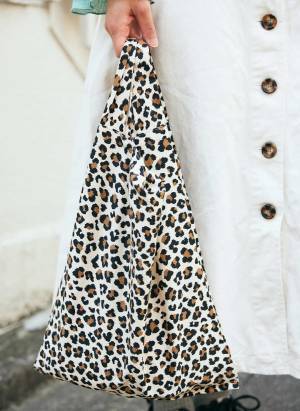 シアートップスで旬度アップ。白ワンピと合わせて爽やかに