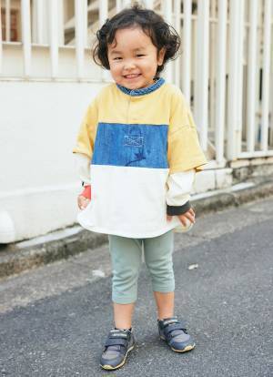 シアートップスで旬度アップ。白ワンピと合わせて爽やかに