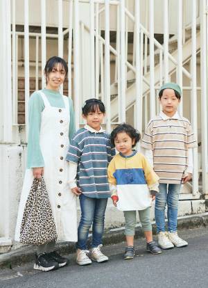 シアートップスで旬度アップ。白ワンピと合わせて爽やかに