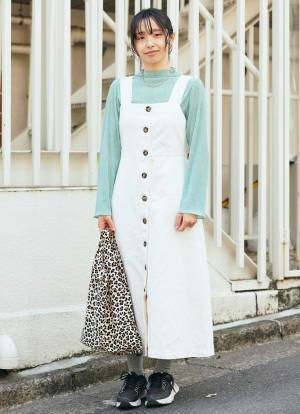 シアートップスで旬度アップ。白ワンピと合わせて爽やかに