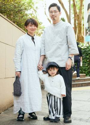 風合いあるシャツでナチュラルに。ベーシックなモノトーンコーデが◎