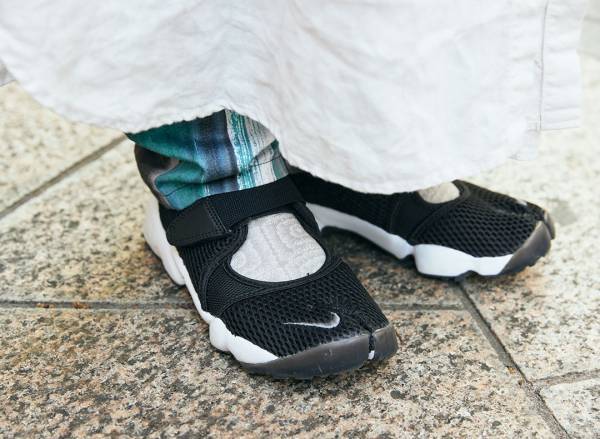 風合いあるシャツでナチュラルに。ベーシックなモノトーンコーデが◎