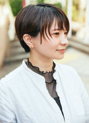 風合いあるシャツでナチュラルに。ベーシックなモノトーンコーデが◎