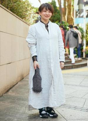 風合いあるシャツでナチュラルに。ベーシックなモノトーンコーデが◎