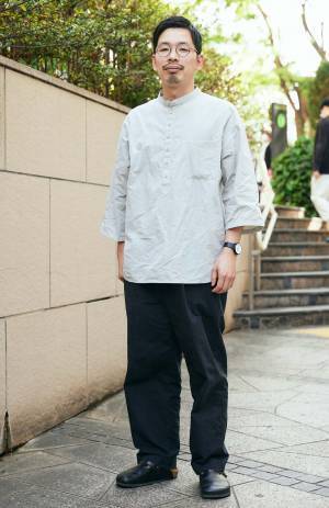 風合いあるシャツでナチュラルに。ベーシックなモノトーンコーデが◎