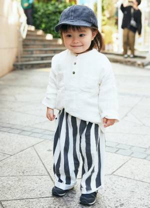 風合いあるシャツでナチュラルに。ベーシックなモノトーンコーデが◎