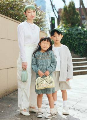 グリーンを挿して爽やかに。ホワイトベースの涼し気コーデ