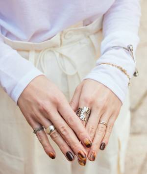 グリーンを挿して爽やかに。ホワイトベースの涼し気コーデ