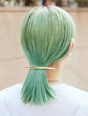 グリーンを挿して爽やかに。ホワイトベースの涼し気コーデ