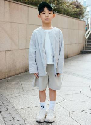 グリーンを挿して爽やかに。ホワイトベースの涼し気コーデ