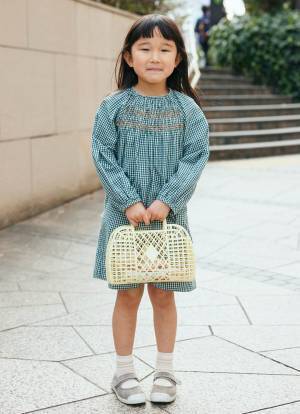 グリーンを挿して爽やかに。ホワイトベースの涼し気コーデ