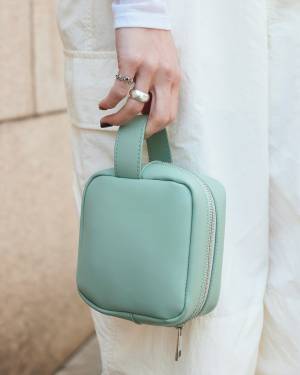 グリーンを挿して爽やかに。ホワイトベースの涼し気コーデ