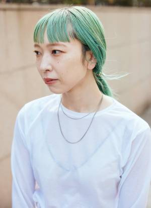 グリーンを挿して爽やかに。ホワイトベースの涼し気コーデ