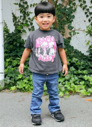 ロックTシャツでクールに！ デニム×スニーカーで動ける夏コーデ