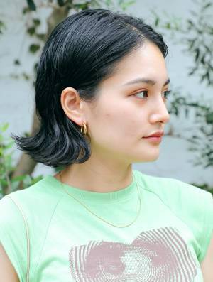 ロックTシャツでクールに！ デニム×スニーカーで動ける夏コーデ