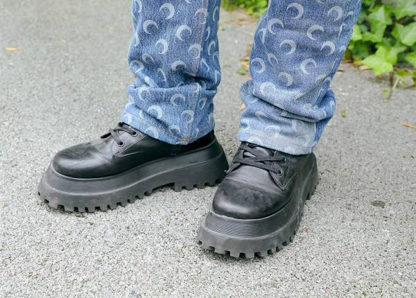 ロックTシャツでクールに！ デニム×スニーカーで動ける夏コーデ