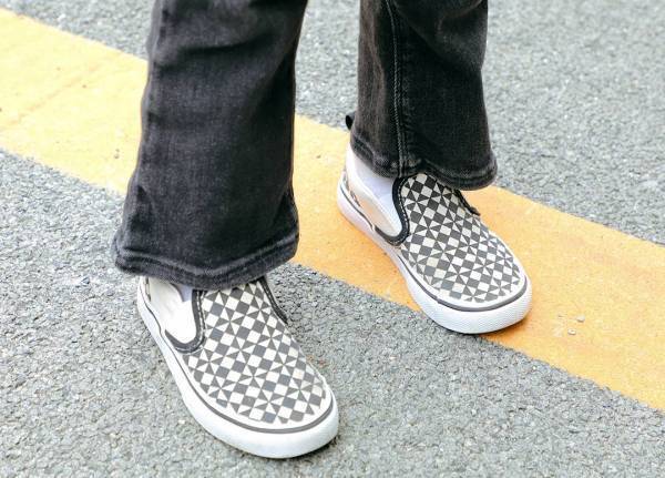 ロックTシャツでクールに！ デニム×スニーカーで動ける夏コーデ