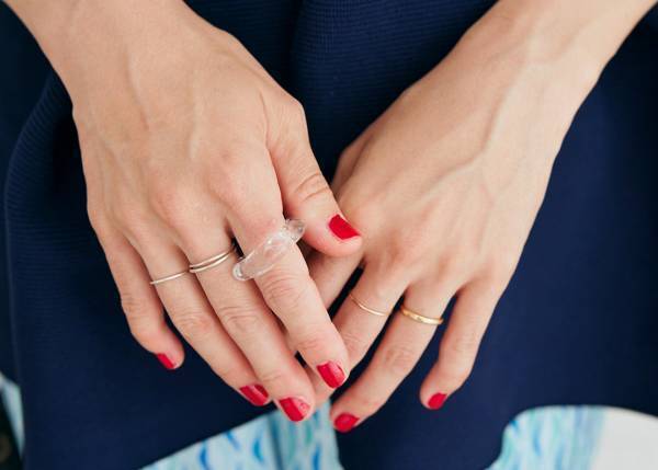 シックでポップな夏コーデ。ネイビーブルーをベースに彩度をプラス