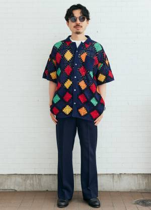 シックでポップな夏コーデ。ネイビーブルーをベースに彩度をプラス