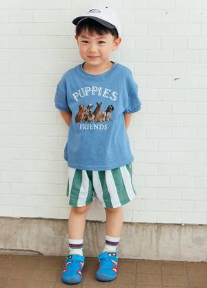 シックでポップな夏コーデ。ネイビーブルーをベースに彩度をプラス