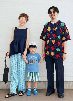 シックでポップな夏コーデ。ネイビーブルーをベースに彩度をプラス