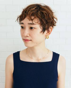 シックでポップな夏コーデ。ネイビーブルーをベースに彩度をプラス