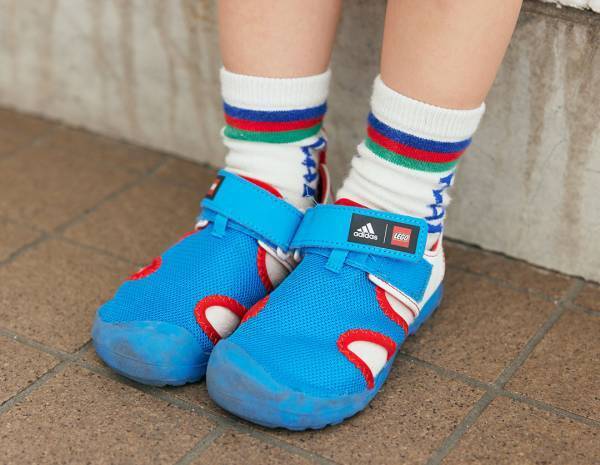 シックでポップな夏コーデ。ネイビーブルーをベースに彩度をプラス