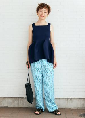 シックでポップな夏コーデ。ネイビーブルーをベースに彩度をプラス