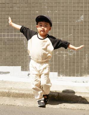 アニマル柄シャツが主役！ 黒ワンピと合わせてリゾート風に