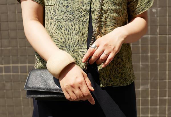 アニマル柄シャツが主役！ 黒ワンピと合わせてリゾート風に