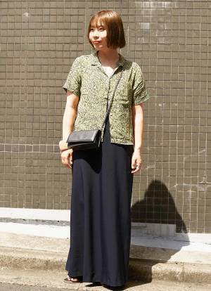 アニマル柄シャツが主役！ 黒ワンピと合わせてリゾート風に