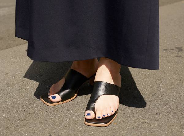 アニマル柄シャツが主役！ 黒ワンピと合わせてリゾート風に