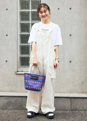 ホワイトコーデが爽やか！ オーバーオールでチアフルな印象に