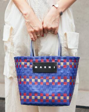 ホワイトコーデが爽やか！ オーバーオールでチアフルな印象に