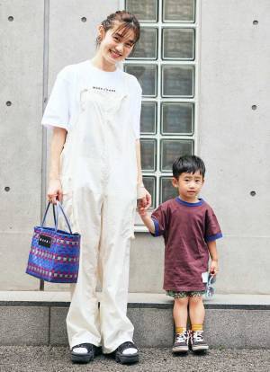 ホワイトコーデが爽やか！ オーバーオールでチアフルな印象に