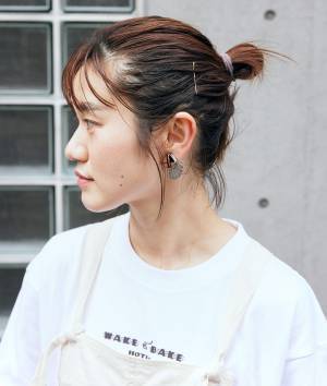 ホワイトコーデが爽やか！ オーバーオールでチアフルな印象に