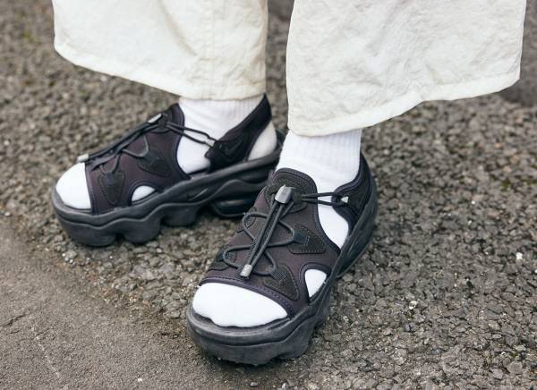 ホワイトコーデが爽やか！ オーバーオールでチアフルな印象に