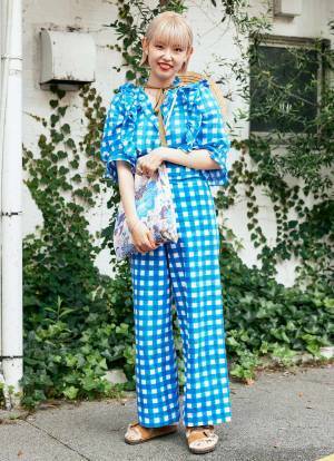 ギンガムチェックのセットアップがキュート！ 柄アイテムを盛り込んでハッピーに♪